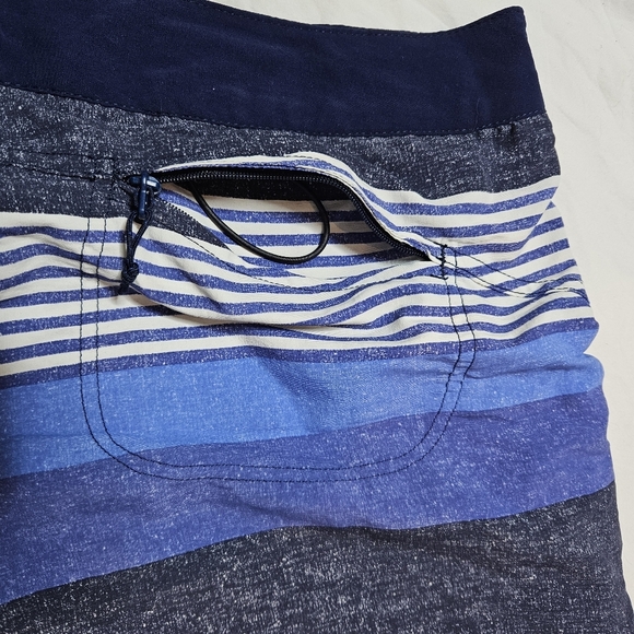 Patagonia Women's Wavefarer Boardshorts Striped Blue Indigo 5" size 8 - Picture 6 of 8